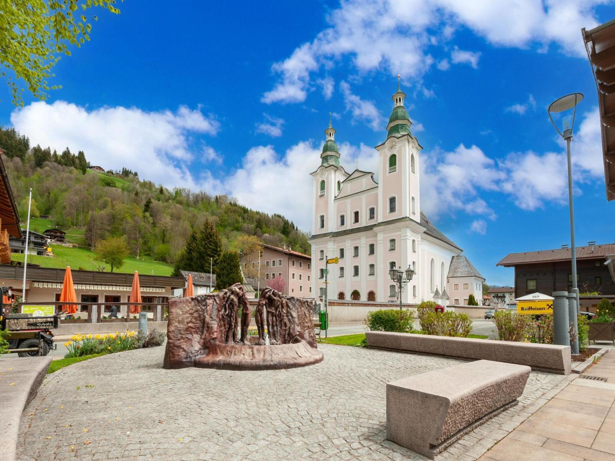 Luxury Penthouse With Balcony Ski Storage Carport Lift Apartment Brixen im Thale Bagian luar foto