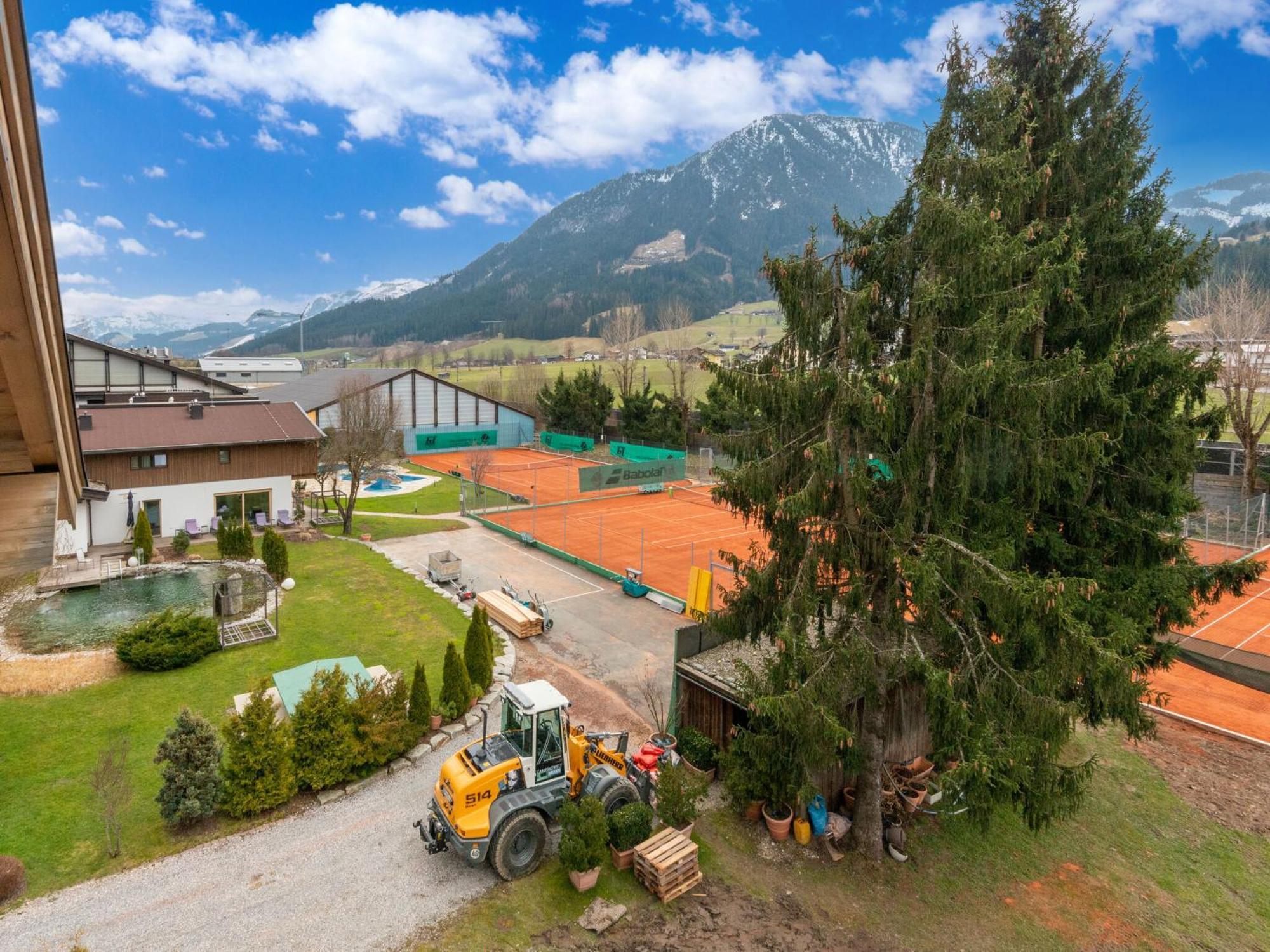 Luxury Penthouse With Balcony Ski Storage Carport Lift Apartment Brixen im Thale Bagian luar foto