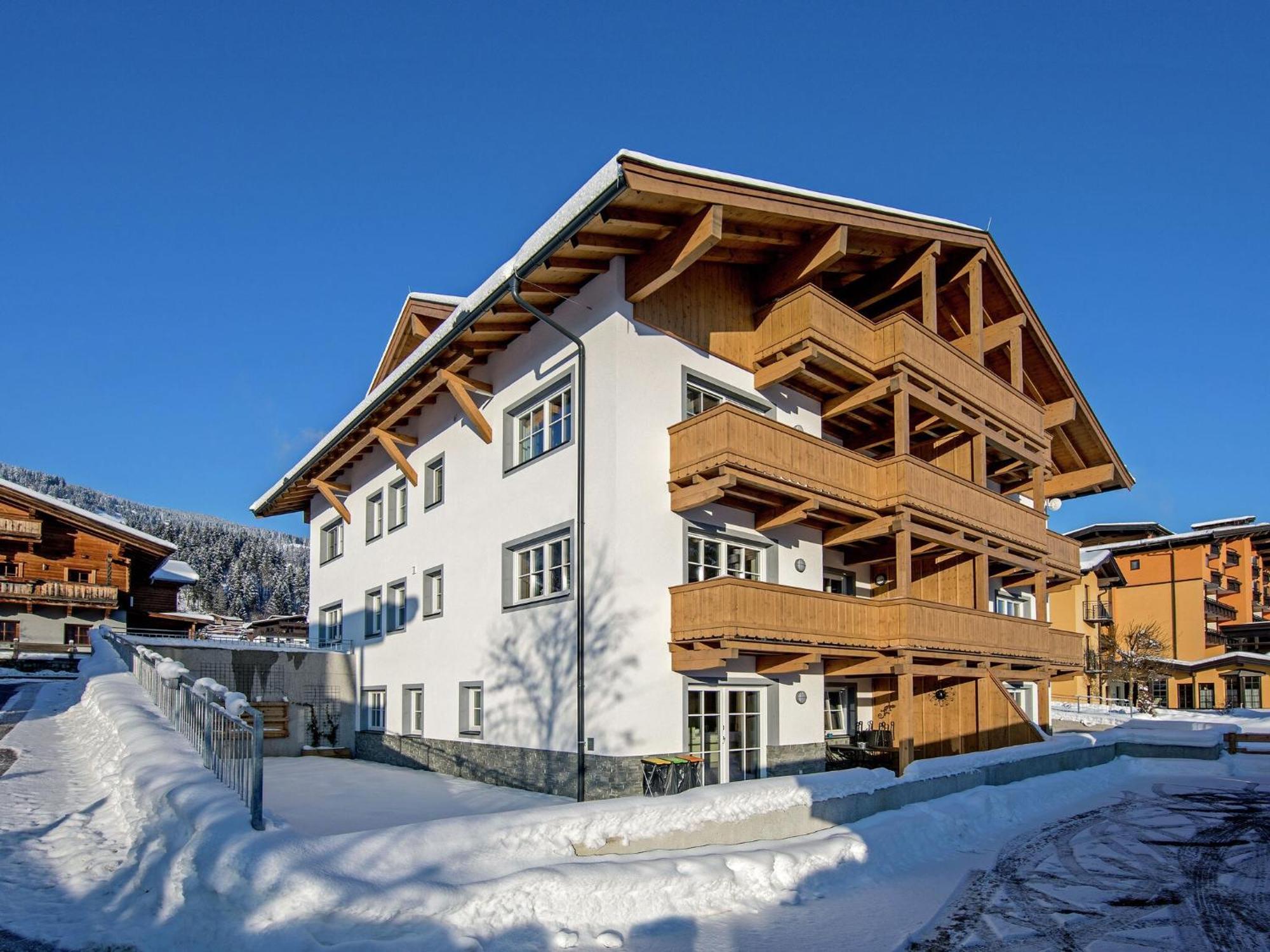 Luxury Penthouse With Balcony Ski Storage Carport Lift Apartment Brixen im Thale Bagian luar foto